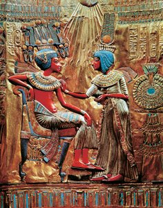 Tutanchamun und seine Frau Ankhesenamon, geschützt durch Sonnenscheibe auf dem Thron, aus dem Schatz des Tutanchamun von Egyptian 18th Dynasty