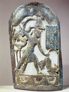 Votivschild, der den König zeigt, wie er einen Löwen tötet, aus dem Grab von Tutanchamun (ca. 1370-52 v. Chr.) Neues Reich (graviertes und vergoldetes Holz)
