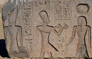 Block mit Reliefs und Inschriften von Ramses II., Großer Tempel des Amun, Tanis, Ägypten, ägyptische Zivilisation, Neues Reich, 19. Dynastie