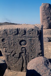 Block mit Reliefs und Inschriften von Ramses II, Großer Tempel des Amun, Tanis, Ägypten, Neues Reich, Dynastie XIX