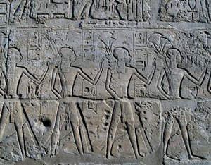 Figuren, die Bergbaudistrikte symbolisieren und ihre Tribute an den Gott bringen, Relief, Hof von Ramses II., Tempel des Amun (Unesco-Welterbeliste)