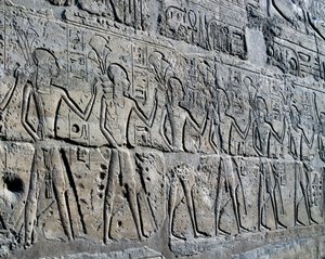 Figuren, die Bergbaudistrikte symbolisieren und ihre Tribute an Gott bringen, Relief, Ramesses II. Hof, Tempel von Amun (Unesco-Weltkulturerbe)