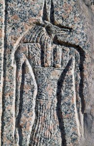 Darstellung von Anubis, Detail der Inschrift und des Reliefs von Anubis und einem anderen Gott, Amenhoteps Sarkophag, Memphis (Unesco-Welterbeliste)