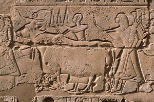 Detail eines Reliefs, das Männer zeigt, die eine Kuh führen, Hof von Ramses II (1298-32 v. Chr.)