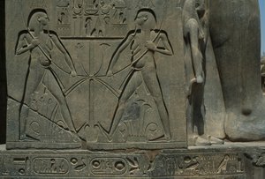 Detail eines Reliefs, das zwei Männer darstellt