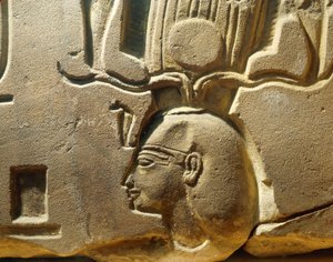 Ägypten, Luxor, Antikes Theben, Assasif-Tal, Fragment eines Reliefs, das Ramses II. und Kartuschen darstellt