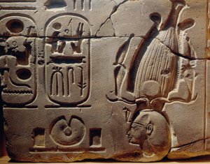 Ägypten, Luxor, Antikes Theben, Assasif-Tal, Fragment eines Reliefs, das Ramses II. und Kartuschen darstellt