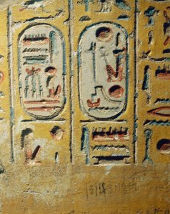 Ägypten, Luxor, Altes Theben, Assasif-Tal, Wandfragment des von Ramses II. erbauten Tempels mit den Kartuschen des Pharaos