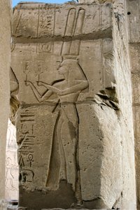 Ägyptische Antiquität: Detail von Reliefs, die die Göttin Hathor darstellen, die Sistren in ihren Händen hält, Begräbnistempel, der dem Pharao Ramses II. (1279-1213 v. Chr.) gewidmet ist, Standort des Ramasseum (Ramesseum) in Luxor, Ägypten von Egyptian 19th Dynasty
