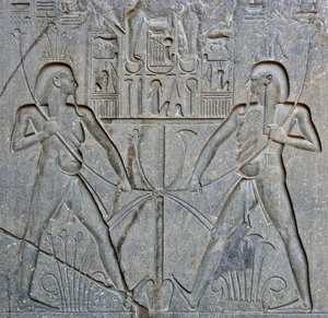 Ägyptische Antiquität: Detail des Sockels der Statue des Pharao Ramses II. (1292-1186 v. Chr.), die die Vereinigung von Ober- und Unterägypten darstellt. Tempel von Luxor. Ostufer (Theben), Ägypten