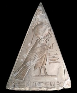 Ägyptische Antiquität: Pyramidenspitze der Kapelle von Ramose, dekoriert mit der Darstellung von Ra-Harakte von Egyptian 19th Dynasty
