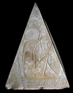 Ägyptische Antiquität: Pyramidenspitze der Kapelle von Ramose, dekoriert mit der Darstellung von Re-Atum. 19. Dynastie. Deir el-Medineh. Turin, Ägyptisches Museum