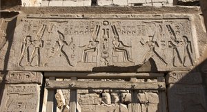 Ägyptische Antike: Ansicht des Architravs, der die Darstellung von Pharao Ramses II. ehrt den Gott Amon und Hieroglyphen schmückt, Tempel von Pharao Ramses II. (1292-1186 v. Chr.) in Luxor. Ostufer (Theben), Ägypten