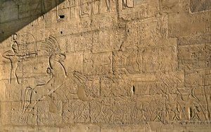 Ägyptische Antike: Ansicht der Reliefs, die die Taten von Ramses II. während der Schlacht von Qadesh im Jahr 1274 v. Chr. feiern, Gedenktempel, der dem Pharao Ramses II. (1279-1213 v. Chr.) gewidmet ist, Standort Ramasseum in Luxor, Ägypten. von Egyptian 19th Dynasty
