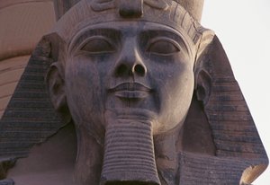 Gesicht der Statue von Ramses II sitzend, Thebanische Nekropole