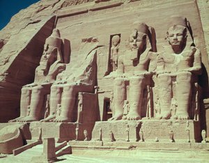 Vier kolossale Figuren des Königs, aus dem Tempel von Ramses II., Neues Reich, um 1279-1213 v. Chr.