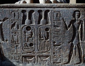Hieroglyphen, Detail des Hufs der kolossalen Statue des Königs, Ramesses II Hof, Tempel des Amun (Unesco-Welterbeliste)