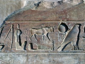 Hieroglyphen mit dem Namen von Ramses II., Sockel des Obelisken, Tempel des Amun (UNESCO-Welterbestätte) von Egyptian 19th Dynasty