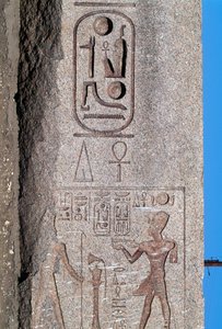 Obelisk mit Reliefs und Inschriften von Ramses II, Großer Tempel des Amun, Tanis, Ägypten, Neues Reich, Dynastie XIX