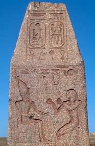 Obelisk mit Reliefs und Inschriften von Ramses II., Großer Tempel des Amun, Tanis, Ägypten, ägyptische Zivilisation, Neues Reich, 19. Dynastie von Egyptian 19th Dynasty