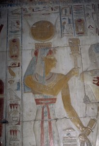 Bemaltes Relief der Göttin Hathor, Kapelle des Osiris, Tempel von Sethos I. von Egyptian 19th Dynasty