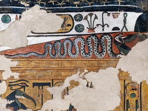 Gemälde einer geflügelten Kobra im Grab der Königin Nefertari (Wandmalerei)
