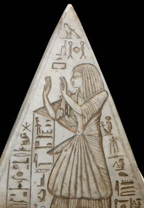 Pyramidion aus Kalkstein, das an der Spitze der Grabkapellen in den Pyramiden platziert ist. Es gibt gravierte Szenen, die den Sonnenzyklus und die Anbetung der Sonne durch den Verstorbenen darstellen. Es stammt aus Deir el-Medina