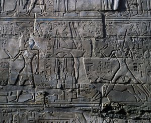 Königin Hatschepsut vor Gott Amun, Detail von Szenen der Opfergaben an die Götter, Relief, Innenwände der Großen Hypostylhalle, Karnak-Tempelkomplex (Unesco-Welterbeliste) von Egyptian 19th Dynasty