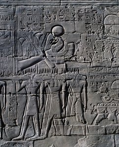 Ramses II. vor dem heiligen Boot, Relief, Innenwände der Großen Säulenhalle, Karnak-Tempelkomplex (Unesco-Welterbeliste) von Egyptian 19th Dynasty