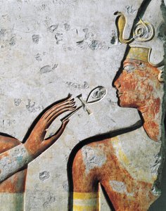 Ramses II. während der Mundöffnungszeremonie, Basrelief, aus dem kleinen Tempel, der vom Pharao in Abydos erbaut wurde von Egyptian 19th Dynasty