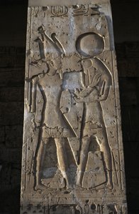 Relief, das den Pharao mit dem Gott Horus zeigt, Portikus des Tempels von Sethos I. von Egyptian 19th Dynasty