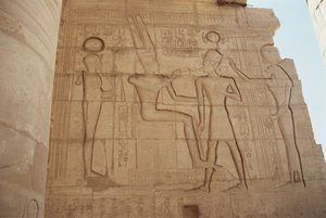 Relief, das die löwenköpfige Göttin Mut zeigt, die Ramses II. einem thronenden Amun präsentiert, der ihm ein Ankh gibt, aus der Großen Hypostylhalle, Neues Reich