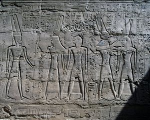 Szenen von Opfergaben an Götter, Relief, Innenwände der Großen Hypostylhalle, Karnak-Tempelkomplex (UNESCO-Welterbeliste) von Egyptian 19th Dynasty