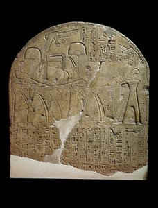 Stela, gewidmet Isis vom Aufseher der Arbeiten in den Tempeln von Ramses II. in Koptos, darstellend den König, der Weihrauch dem heiligen Boot von Isis opfert, getragen von Priestern