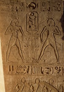 Vereinigung von Ober- und Unterägypten und Kartusche des Pharaos, Relief am Sockel der Throne, Tempel von Ramses II., Abu Simbel, Ägypten, Neues Reich, Dynastie XIX