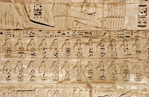 Ägyptische Antike: Detail der Reliefs des ersten Pylons, die die Embleme der von Pharao Ramses III. eroberten Städte darstellen. Totentempel von Ramses III. (1187-1156 v. Chr.). Luxor, Medinet Habu, Ägypten