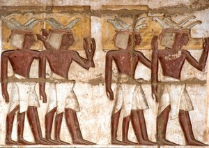 Ägyptische Antike: erster Hof, Detail der bemalten Reliefs, die eine Gruppe von Nubiern darstellen, die dem Pharao Opfergaben bringen. Totentempel von Ramses III. (1187-1156 v. Chr.). Luxor, Medinet Habu, Ägypten
