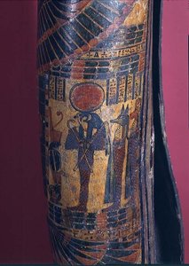 Detail des Sarkophags, der Re-Harakhty mit Sonnenscheibe zeigt, der Krummstab und Geißelzepter hält, zwei Söhne des Horus stehen dahinter, Dritte Zwischenzeit, 850-730 v. Chr. (polychromer Gips) (Detail)