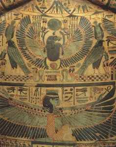 Mumienabdeckung mit geflügelter Gottheit, die einen Skarabäus, Symbol der Ewigkeit, schützt