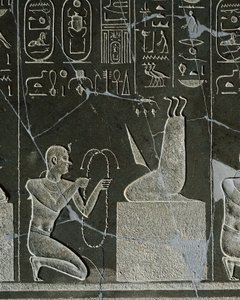 Dolerit-Relief von Nectanebo I., König, der eine Halskette an einen Dämon überreicht, dargestellt durch eine Messerkllinge und drei Schlangen, aus Heliopolis im Tempel von Atum