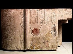 Nektanebos II (360-343 v. Chr.) wird von der Göttin Isis umarmt, Fragment von einer Tür, Spätzeit, c.358-341 v. Chr.