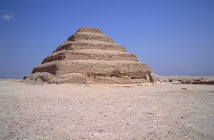 Ägyptische Antike: Ansicht der Pyramide von Sakkara. Bau von Imhotep für König Djoser (um 2700 v. Chr.) (3. Dynastie) Saqqara, Ägypten