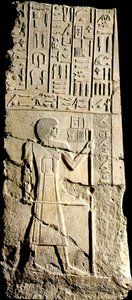 Tafel, Aa-akhti, Hieroglyphen und eine Figur, späte 3. Dynastie