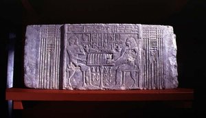Gesims einer falschen Tür aus einem Mastaba-Grab, das den Grabinhaber Shery, einen hohen Beamten der Dynastie IV, und seine Frau Khentetka darstellt, Saqqara, Altes Reich von Egyptian 4th Dynasty