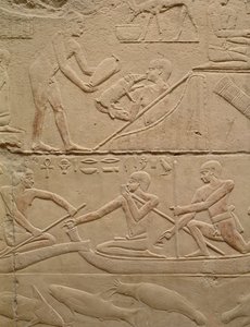 Relief, das einen Mann zeigt, der ein neugeborenes Ferkel pflegt, und Männer in Papyrusbooten, aus dem Mastaba von Kagemni, Altes Reich