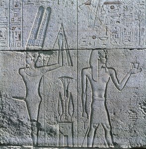 Ägypten, Altes Theben, Luxor, Karnak, Relief des Gottes Min und Philip III Arrhidaeus im Großen Tempel von Amon