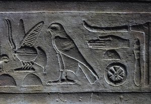 Hieroglyphen, Pharaos Biene und der Horusfalke, Horustempel, Edfu