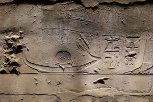 Re bewegt sich auf dem Sonnenboot, Luxor-Tempel von Egyptian Egyptian