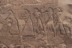 Relief eines Schreibers und eines Gefangenen im befestigten Tempel von Ramses III. in Medinet Habu