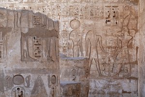Herrscher von Oberägypten bringt ein Opfer dar an Ra und Knoum, Tempel von Horus, Edfu von Egyptian Egyptian